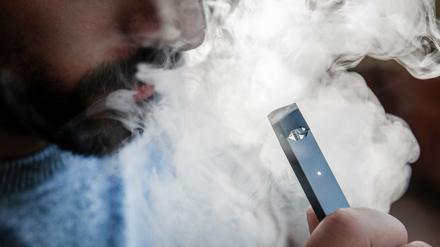 Eine E-Zigarette des Herstellers Juul Lab: in den USA künftig ohne Gurken-Aroma.