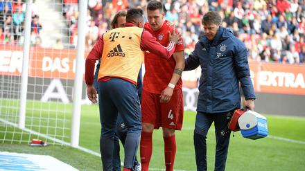 Niklas Süle muss in Augsburg das Spielfeld verlassen. 
