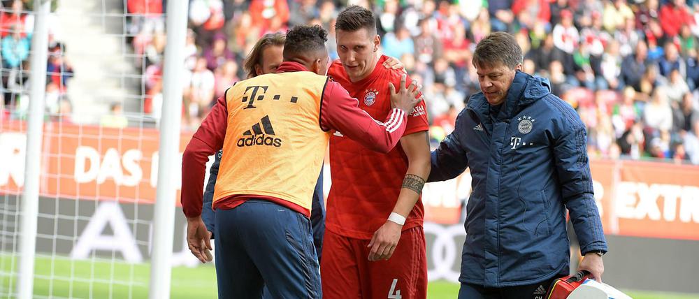 Niklas Süle muss in Augsburg das Spielfeld verlassen.