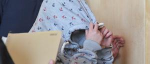 Weil zwei Frauen eine andere in die eiskalte Oder geschubst haben sollen, müssen sie sich vor dem Landgericht verantworten.