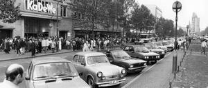 Das KaDeWe war eines der Lieblingsziele der DDR-Bürger nach der Grenzöffnung. Die Aufnahme entstand am 11. November 1989.