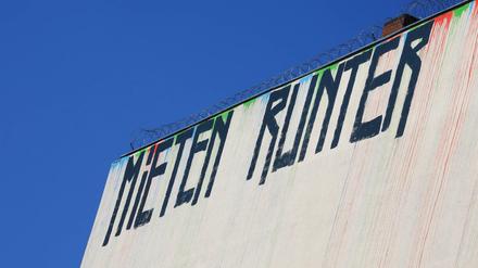 Wohnen in Berlin: Schriftzug für niedrigere Mieten an einer Hausfassade