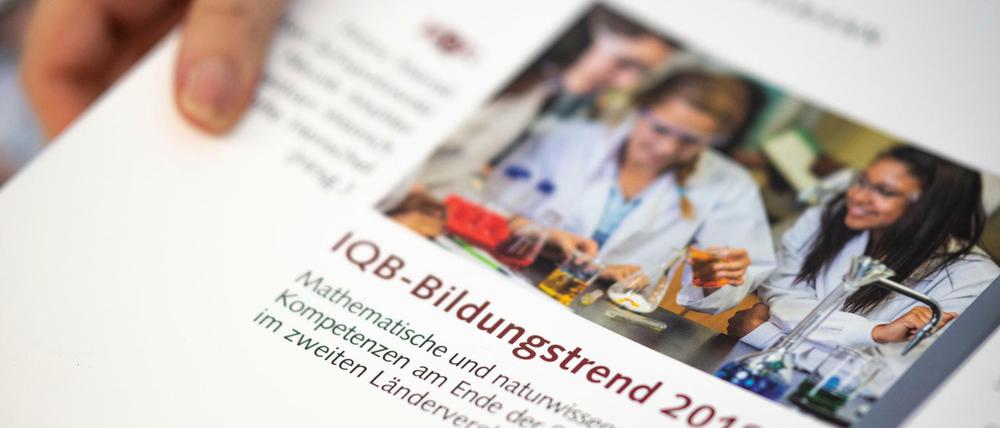 Die Ergebnisse des neuen Bildungstrends wurden am Freitag vorgestellt. Das Institut zur Qualitätsentwicklung im Bildungswesen (IQB) wurde als Reaktion auf Deutschlands schwachen Resultate bei der Pisa-Studie (2000) gegründet. Die Schulleistungsstudie untersucht die Kompetenzstände der Schülerinnen und Schüler der 9. Klassen in Mathematik, Biologie, Chemie und Physik im Ländervergleich.