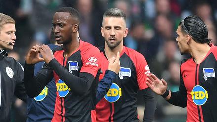 Dodi Lukebakio (links) und Vedad Ibisevic (Mitte) gehörten zu den Berliner Hauptdarstellern in Bremen.