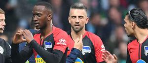 Dodi Lukebakio (links) und Vedad Ibisevic (Mitte) gehörten zu den Berliner Hauptdarstellern in Bremen.