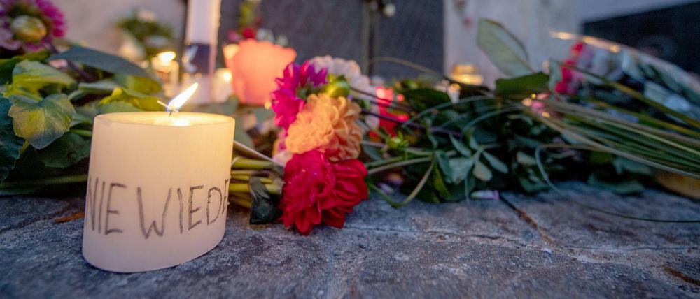 "Nie Wieder" steht auf einer Kerze vor der Türe der Münchener Synagoge.