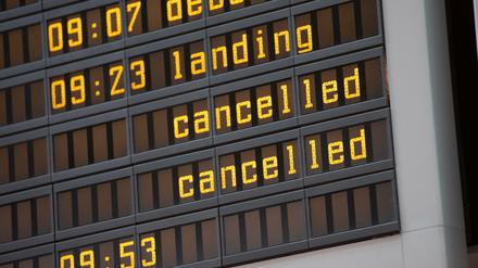 Warnstreik des Kabinenpersonals. In Tegel wurden am Sonntagmorgen zahlreiche Eurowings-Flüge gestrichen.