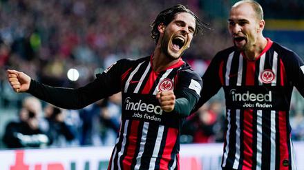 Hessenjubel. Frankfurts Torschütze Goncalo Paciencia (l.) jubelt mit Bas Dost über das Tor zum 2:0.