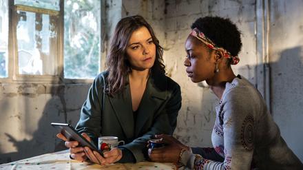 Was bedeuten die Voodoo-Symbole? Cora Stein (Susan Hoecke) erhofft sich Antworten von Joy (Karen Changu Zimana).