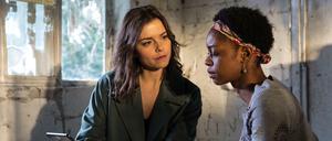 Was bedeuten die Voodoo-Symbole? Cora Stein (Susan Hoecke) erhofft sich Antworten von Joy (Karen Changu Zimana).