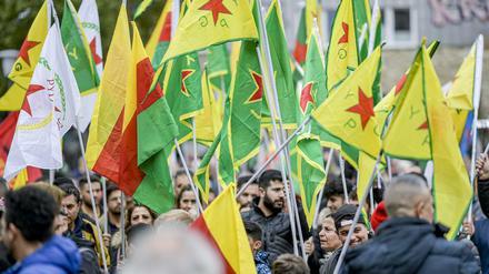 Demonstranten mit Fahnen der säkularen syrisch-kurdischen Partei PYD (in weiß) und der YPG (kurdisch für Volksverteidigungseinheiten; gelb)