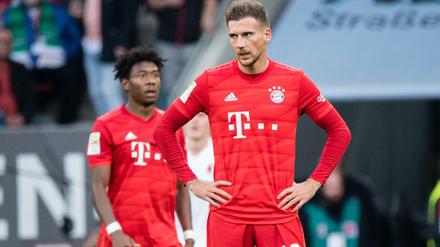 David Alaba (l.) und Leon Goretzka beim Spiel in Augsburg. Die beiden Bayern-Profis sind bedient. 