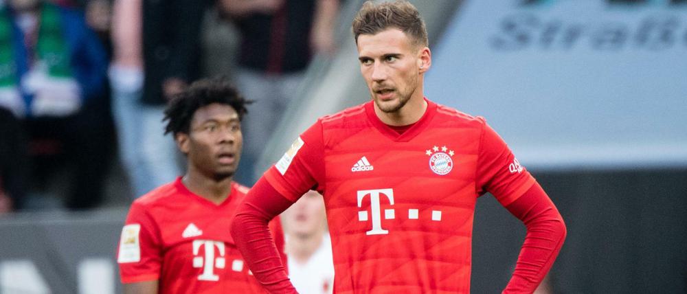 David Alaba (l.) und Leon Goretzka beim Spiel in Augsburg. Die beiden Bayern-Profis sind bedient.