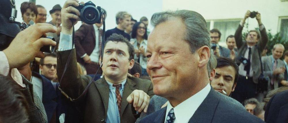 Willy Brandt nach seiner Wahl zum Bundeskanzler, 21. Oktober 1969, beim Verlassen des Bundestagsgebäudes in Bonn.