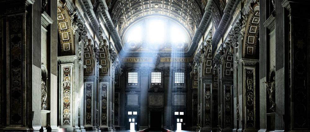 Fingerzeige des Herren. Ola Kolehmainens Triptychon des Petersdoms in Rom.