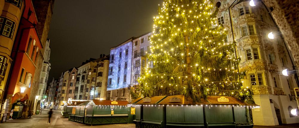 Stille Nacht. Der Weihnachtsbaum in der Innsbrucker Innenstadt ist zwar beleuchtet, doch die Marktstände und die meisten Geschäfte müssen geschlossen bleiben.