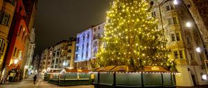 Stille Nacht. Der Weihnachtsbaum in der Innsbrucker Innenstadt ist zwar beleuchtet, doch die Marktstände und die meisten Geschäfte müssen geschlossen bleiben.
