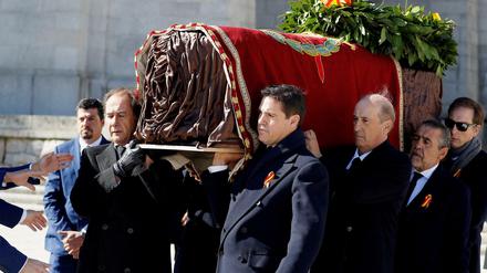 Angehörige trugen Francos Sarg aus seinem Mausoleum.