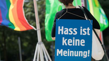 Eine Aktivistin von Campact demonstriert gegen Hass im Netz (Juni 2018). Der Organisation wurde die Gemeinnützigkeit aberkannt.