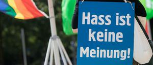 Eine Aktivistin von Campact demonstriert gegen Hass im Netz (Juni 2018). Der Organisation wurde die Gemeinnützigkeit aberkannt.