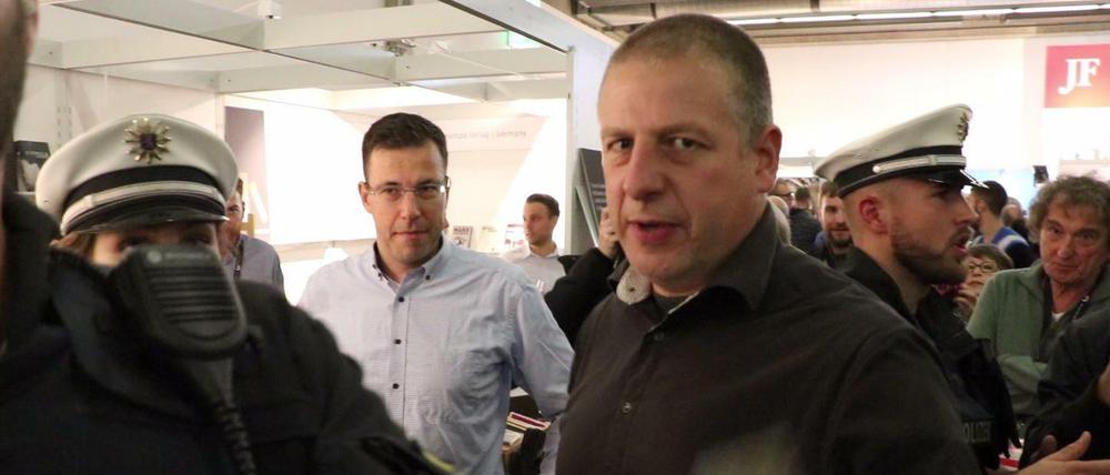 Götz Kubitschek beschimpft einen Journalisten als "Schmeißfliege" und "Made".