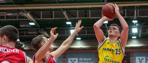 Martin Hermannsson (r.) und Alba Berlin hatten in Würzburg alles im Griff.