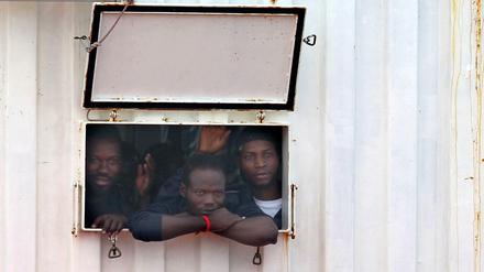 Mitte Oktober brachte das Rettungsschiff „Ocean Viking“ 176 afrikanische vor Libyen gerettete Migrantinnen und Migranten nach Italien.