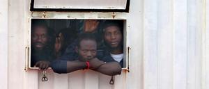 Mitte Oktober brachte das Rettungsschiff „Ocean Viking“ 176 afrikanische vor Libyen gerettete Migrantinnen und Migranten nach Italien.
