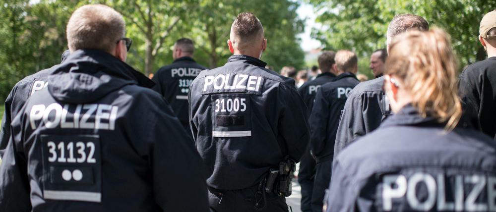 Polizisten gehen beim Kreuzberger Maifest 2018 durch den Görlitzer Park.