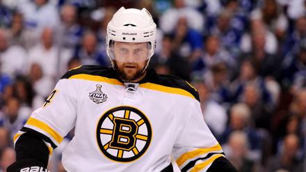 Dennis Seidenberg im Trikot der Boston Bruins. Dort spielte er von 2010 bis 2016. 