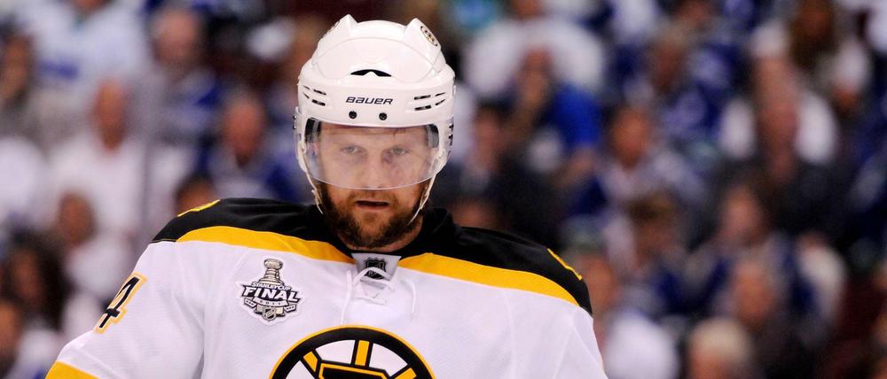 Dennis Seidenberg im Trikot der Boston Bruins. Dort spielte er von 2010 bis 2016.