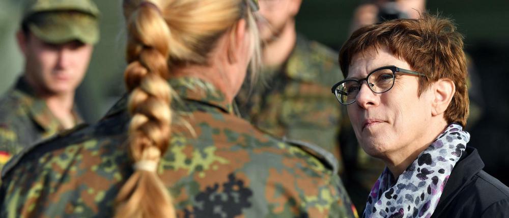 Annegret Kramp-Karrenbauer (CDU), Bundesministerin der Verteidigung, besichtigt die Erfurter Henne-Kaserne und spricht mit einer Soldatin. 