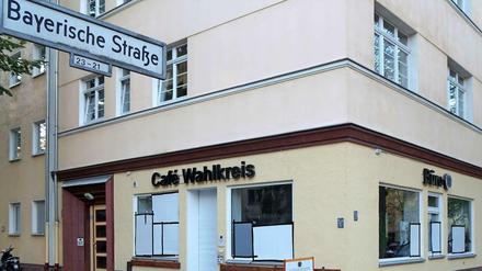 Nach dem Anschlag auf Klaus-Dieter Gröhlers "Café Wahlkreis" wurden die zerstörten Fenster provisorisch abgedichtet.