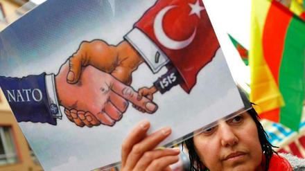Eine Demonstration gegen den türkischen Einmarsch in Nordsyrien. Die Türkei führt dort auch mit deutschen Waffen Krieg.