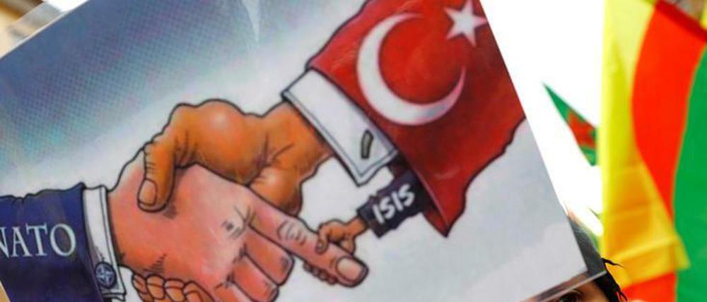 Eine Demonstration gegen den türkischen Einmarsch in Nordsyrien. Die Türkei führt dort auch mit deutschen Waffen Krieg.