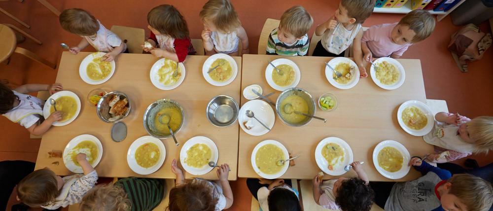 Zusatzbeiträge für Essen beispielsweise sind erlaubt. Die Gesamtsumme darf 90 Euro nicht überschreiten.