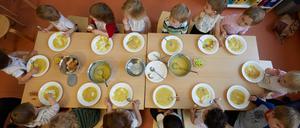 Zusatzbeiträge für Essen beispielsweise sind erlaubt. Die Gesamtsumme darf 90 Euro nicht überschreiten.