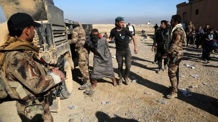 Soldaten einer irakischen Spezialeinheit verhaften in Mossul (Irak) einen IS-Kämpfer.