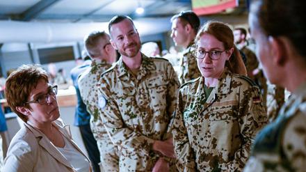 Bundesverteidigungsministerin Annegret Kramp-Karrenbauer mit deutschen Soldaten auf dem Lufttransportstützpunkt in Niamey. 