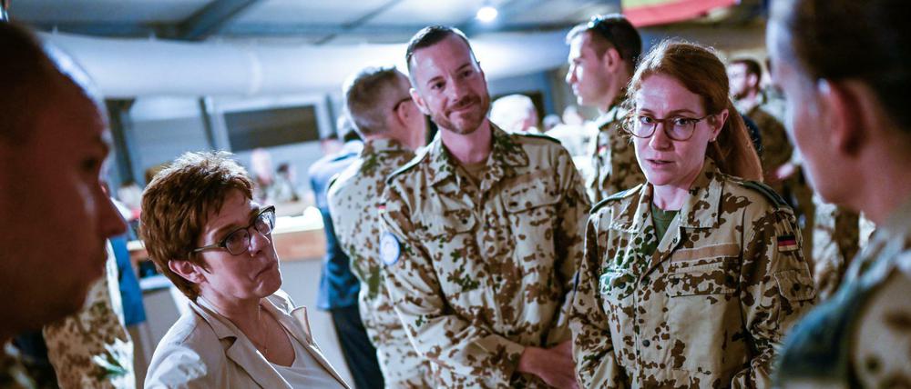 Bundesverteidigungsministerin Annegret Kramp-Karrenbauer mit deutschen Soldaten auf dem Lufttransportstützpunkt in Niamey.