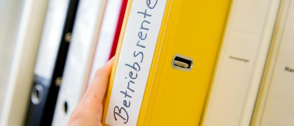 Deutlich geschmälert: Betriebsrentner müssen seit 2004 den doppelten Krankenkassenbeitrag zahlen.