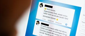 Ein Journalist schaut sich auf der Internetseite Presseportal einen von der Polizei Lippstadt zur Verfügung gestelltes Posting an. Ein Facebook-Nutzer hatte Polizisten bei einer Geschwindigkeitskontrolle fotografiert und das Bild in eine Lippstädter Facebook-Gruppe eingestellt. Unter dem Bild kam es zu einer lebhaften Diskussion bei der ein 38-jähriger Mann aus Erwitte die Polizei ganz allgemein beleidigte. 