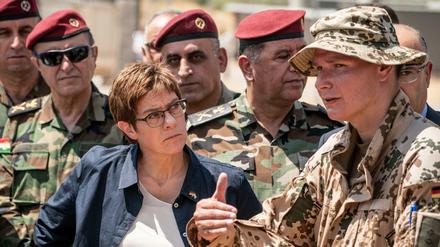 Annegret Kramp-Karrenbauer (CDU), Verteidigungsministerin, mit Soldaten der Bundeswehr im nordirakischen Kurdengebiet. 