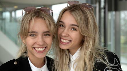 Auf Youtube die Bedenken weglächeln. Die Influencerinnen Mimi und Maja (Lisa und Lena Mantler). 