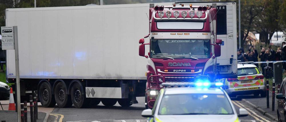 Am Mittwochabend transportierte die Polizei den Lkw weg vom Fundort.