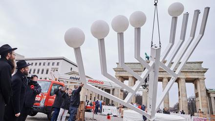 Am Freitag wurde der Chanukka-Leuchter in Berlin aufgestellt. 