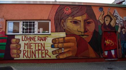 "Mieten runter" steht auf einem Wandbild in Kreuzberg. Der Senat hat beschloss am Dienstag den Berliner Mietendeckel. 