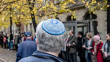 Eine symbolische Menschenkette für Toleranz vor der Neuen Synagoge.