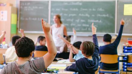 Nach Ansicht der Befürworter hilft die Rückkehr zur Verbeamtung gegen den Lehrermangel. 