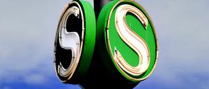 S-Bahn Schild am S-Bahnhof Bornholmer Straße in Berlin.